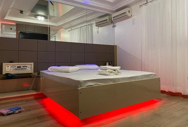 Motel 2000 グアルーリョス エクステリア 写真